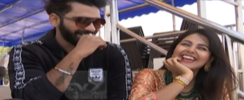 అఖిల్ లో నచ్చిన విషయం తన తెలుగు బాగా అర్థం చేసుకుంటాడని, నచ్చని విషయం కోపం అని మోనాల్ చెప్పారు .