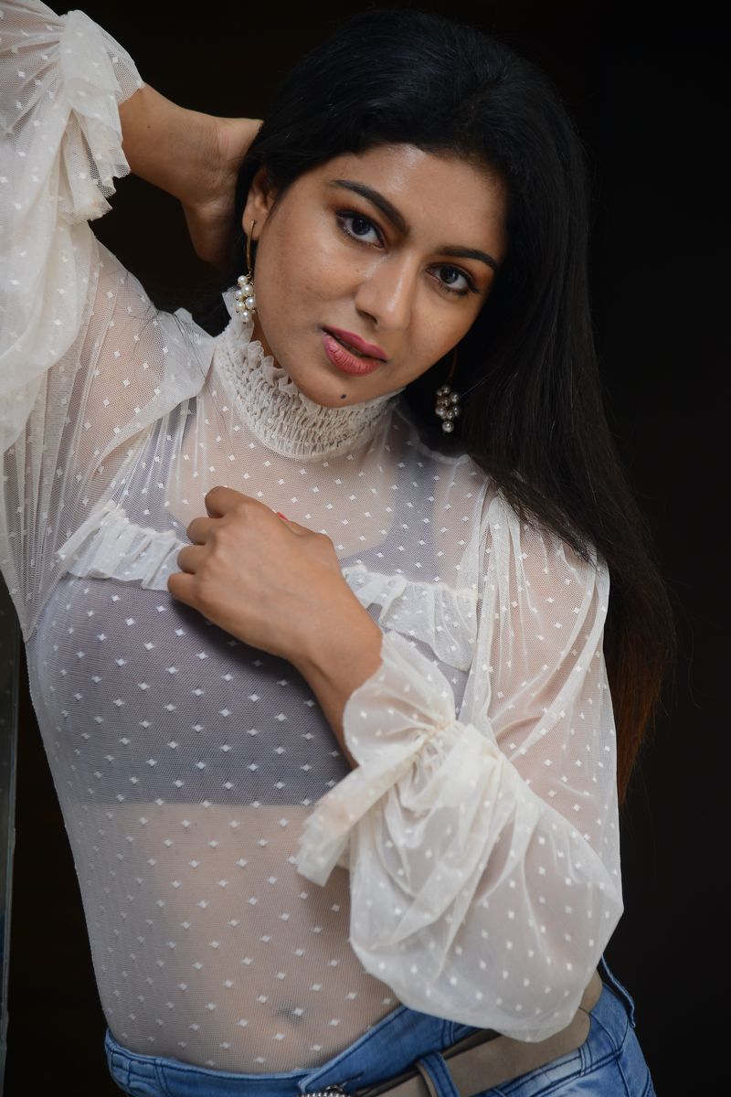 మరోవైపు తెలుగులోకి ఎంట్రీ ఇస్తూనే మంచి ఆఫర్స్ కొట్టేసింది. ఇటీవల `జార్జిరెడ్డి` ఫేమ్ మధుసూధన్ హీరోగా రూపొందుతున్న `గంధర్వ` చిత్రంలో హీరోయిన్గా ఎంపికైంది.