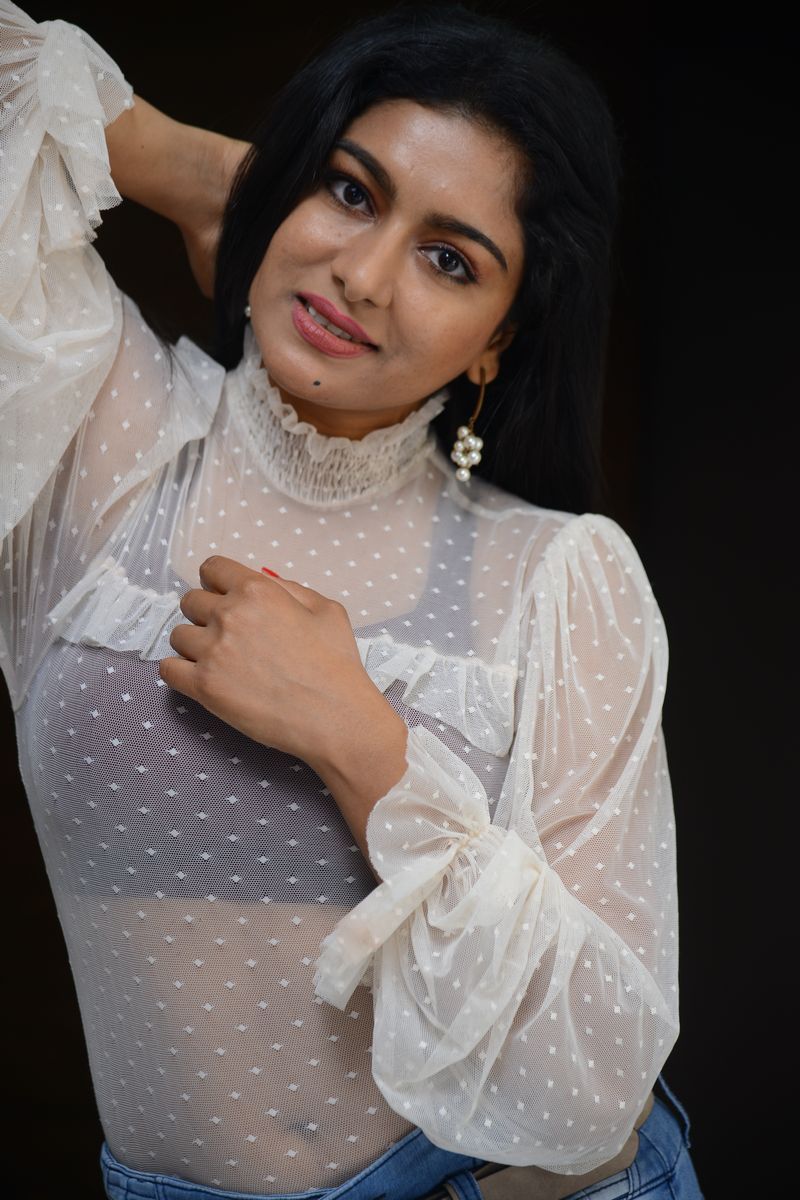 దీంతోపాటు పలు క్రేజీ ఆఫర్స్ ఈ అమ్మడికి వస్తున్నాయి. ఈ నేపథ్యంలో అందాలు ఆరబోసింది.