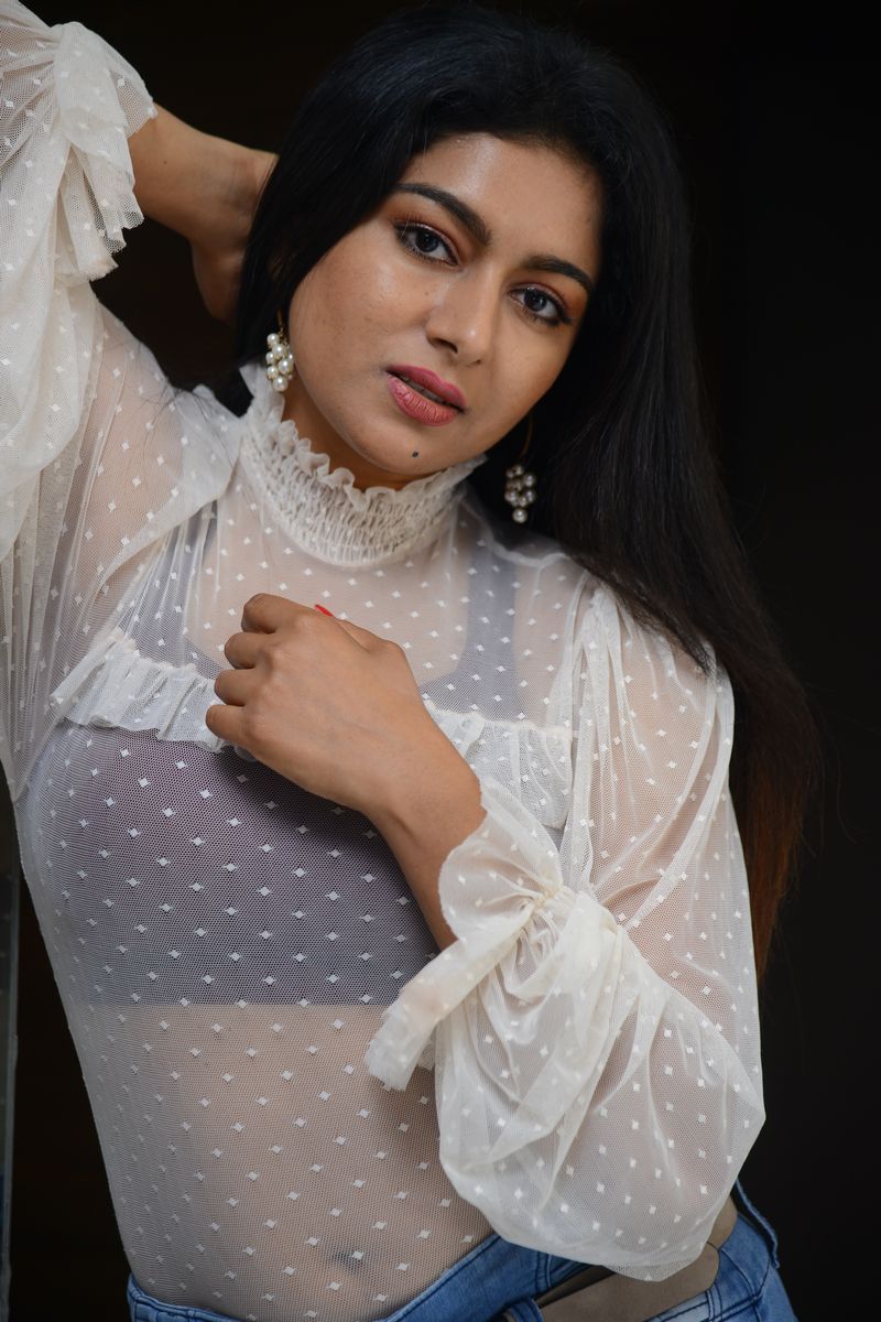 పలుచనైనా తెల్లని గౌన్ వేసుకుని నడుమందాలను చూపిస్తుంది. మత్తెక్కించే చూపులతో పరువాలు పోయింది అక్షత.