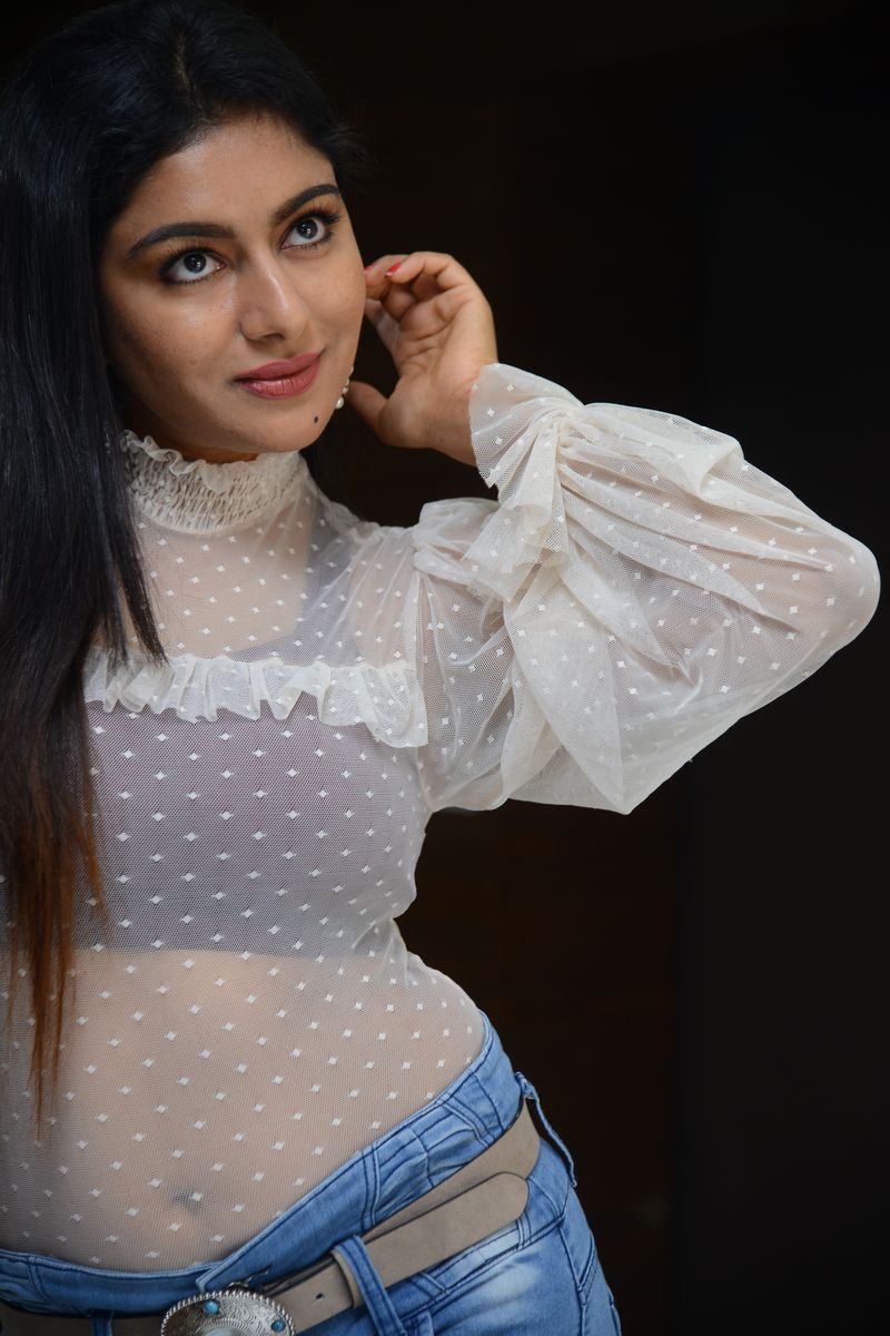 ప్రస్తుతం ఈ గ్లామర్ ఫోటోలు సామాజిక మాధ్యమాల్లో వైరల్ అవుతున్నాయి.