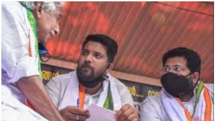 psc protest medical team checked health condition of shafi parambil and ks sabarinathan psc protest medical team checked health condition of shafi parambil and ks sabarinathan
