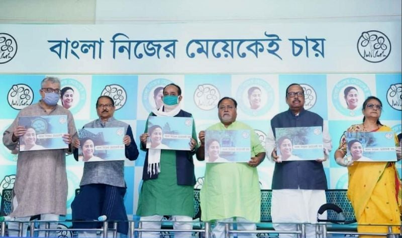 <p style="text-align: justify;"><strong>বাঙালি উপ-জাতীয়তাবাদ</strong></p>
<p style="text-align: justify;">তবে এই ক্ষেত্রে তৃণমূল আঞ্চলিক দল হিসাবে একটি ভাল নীতি নিয়েছে। তা হল, বাঙালি উপ-জাতীয়তাবাদকে তারা বিজেপির সাম্প্রদায়িক জাতীয়তাবাদের বিপক্ষে ঢাল হিসাবে তুলে ধরেছে। ফলে বিজেপিও যে বাঙালিয়ানার প্রতিযোগিতায় নামতে বাধ্য হয়েছে, এটাই এই নীতির সাফল্য। শ্রীরাম-এর পাল্টা হিসাবে ঘাসফুল শিবির তুলে ধরেছে মা দুর্গা, মা কালীর মতো স্থানীয় প্রাসঙ্গিক দেবদেবীদের। বস্তুত বাংলাায় বছর খানেক আগেও 'জয় শ্রী রাম'-এর থেকে জয় কালী বা জয় মা দুর্গাই বেশি জনপ্রিয় স্লোগান ছিল। তবে সেইসব ছিল ধর্মীয় স্লোগান, রাজনৈতিক নয়। বিজেপির স্থানীয় কর্মীরাই বলেন, তৃণমূল নেতা-কর্মীদের বিরুদ্ধে প্রতিবাদের ভাষা হিসাবেই তাঁরা জয়শ্রীরাম ধ্বনি তুলতে শুরু করেছিলেন। বর্তমানে কিন্তু, তা অভ্যাসে পরিণত হয়েছে। কাজেই জয়শ্রীরাম স্লোগানকে আর বহিরাগত বলা যাবে না।</p>