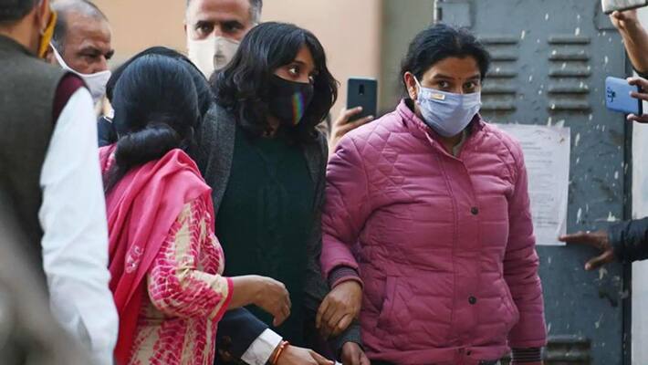 Disha Ravi sent to one day police custody in toolkit case kpn Disha Ravi sent to one day police custody in toolkit case kpn