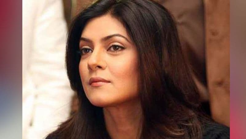 <p> প্রিয় নায়িকাকে একবার কাছ থেকে ছুঁয়ে দেখা যেন ড্রিম কাম ট্রু। ভিড়ের মধ্যে ভুল ভাবে স্পর্শ করার ঘটনা সাধারণ মানুষের সঙ্গেই নয়, বরং বিখ্যাত অভিনেত্রীদের সঙ্গেও হামেশাই ঘটে চলেছে এই ঘটনা। </p>