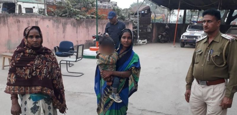 महिला की मां का कहना है कि कुदरा थाना के बसहीं नहर के पास 2018 में लाश मिली थी,जिसकी चप्पल और रुमाल से पहचान करते हुए मुझे लगा वो मेरी बेटी है, फिर हमने उसका दाह संस्कार कर दिया। लेकिन पुलिस ने इसे जिंदा पकड़ लिया है, जिसे देखकर हम सब हैरान हैं।