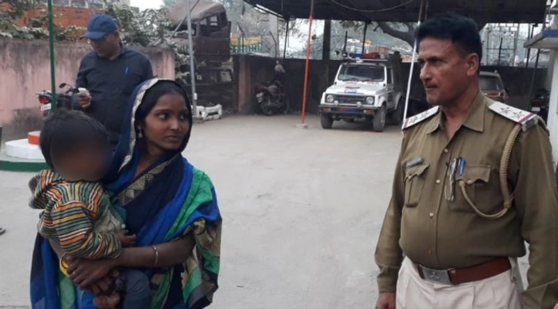 पुलिस के मुताबिक महिला ने बताया कि उसकी शादी कुदरा थाना के देवराढ़ कला में हुई थी। लेकिन, उसका पति उसे मारता-पीटता था, जिसके बाद मैं मायके चली गई थी। वहां पर रिश्ते में लगने वाले जीजा से मुझे प्यार हो गया फिर हम दोनों भागकर शादी कर ली थी। अब मैं उन्हीं के साथ रहना चाहती हूं, मेरा दो साल का बच्चा भी है।
