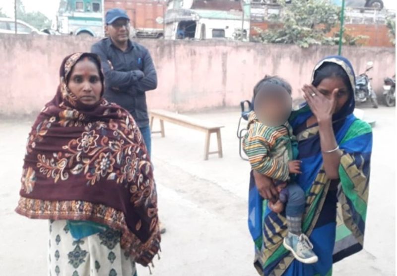 पुलिस के मुताबिक सोनभद्र से महिला और उसके प्रेमी को पकड़ लिया। बता दें कि प्रेमी रिश्ते में महिला का जीजा भी लगता है, जो पहले ही शादीशुदा था। दोनों का दो साल साल का बच्चा भी है और उसके प्रेमी की पहली पत्नी से भी दो बच्चे हैं, जो साथ ही रहते हैं।