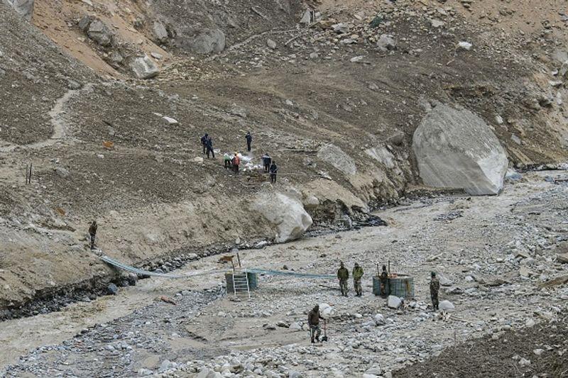 हादसे में मृतकों को तीन वर्गों में बांटा जाएगा
जिला स्तर पर इस बारे में विस्तृत नोटिफिकेशन जारी किया जाएगा। मृत लोगों को तीन कैटेगरी में बांटा जाएगा। पहला, वे जो बाढ़ से प्रभावित इलाकों में रहते थे, दूसरे वे जो उत्तराखंड के दूसरे जिलों में रहने वाले हैं, लेकिन घटना के वक्त वह बाढ़ वाली जगह पर मौजूद थे, तीसरी कैटेगरी उनकी होगी, जो दूसरे राज्यों के थे, लेकिन आपदा के वक्त यहां मौजूद थे और बाढ़ में बह गए।