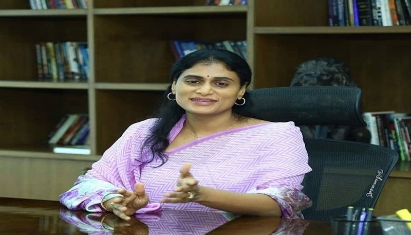 <p>కేసీఆర్ వదిలిన బాణమా, బిజెపి వదలిన బాణమా అనే ప్రశ్నలకు సమాధానాలు వెతకడానికి ప్రయత్నాలు జరుగుతున్నాయి. తెలంగాణలో షర్మిల చేత ఎవరో ఒకరు పార్టీ పెట్టిస్తున్నారని, ఇది ఆమె మదిలో మెదిలిన సొంత నిర్ణయమని భావించడం లేదు. దీంతో ఇది షర్మిల ముందరి కాళ్లకు బంధం వేసే విషయంగా మారింది. షర్మిల తెలంగాణలో ఓ బలమైన శక్తిగా అవతరించడానికి ఇది అటంకంగా మారింది. </p>