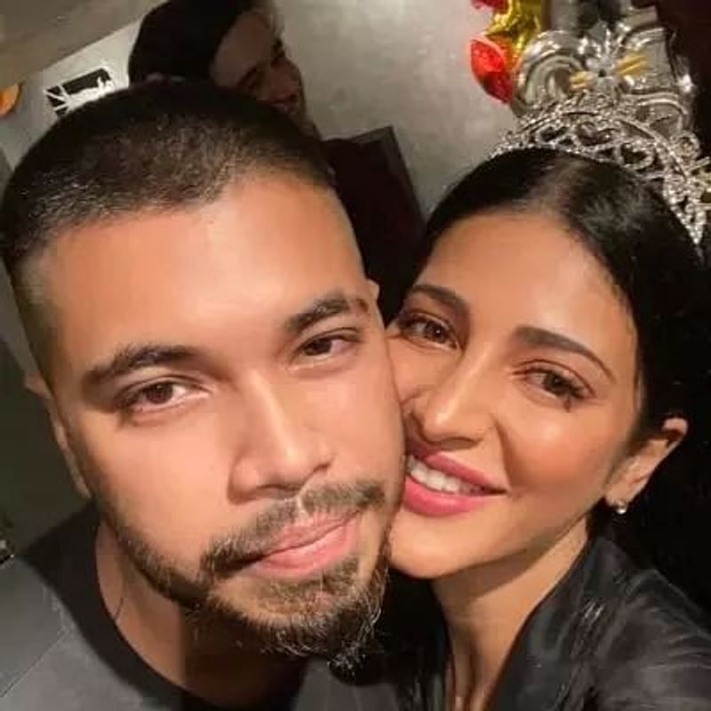 కాగా శృతి, శాంతను కలిసి ఓ మ్యూజిక్ వీడియో చేయనున్నారట. సినిమాలతో పాటు మ్యూజిక్ కంపోసింగ్ పై ద్రుష్టి పెట్టిన శృతి హాసన్ మ్యూజిక్ వీడియో చేయడానికి సర్వంసిద్ధం చేస్తున్నారట.