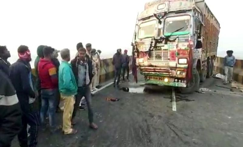 घटना के बाद कुरसेला पुल पर लगी लोगों की भीड़ लग गई। हादसे में मारे जाने 7 लोगों में एक ड्राइवर भी शामिल है। एक्सीडेंट में घायल अर्जुन महतो ने सिर्फ इतना ही बताया कि स्कॉर्पियो में 10 लोग सवार थे। जिनमें तीन बचे हैं। 