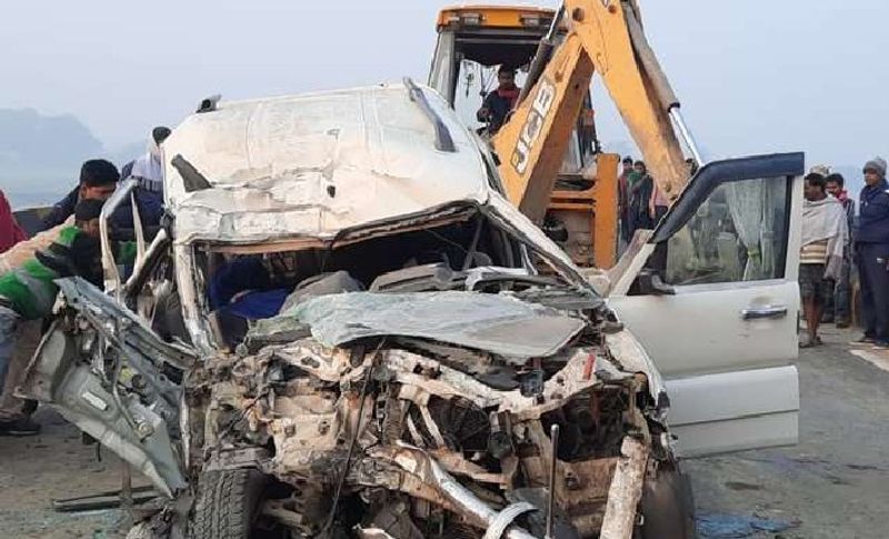 दरअसल, यह भीषण एक्सीडेंट कटिहार के कुरसेला थाने क्षेत्र के पुल पर हुई। यहां NH 31 पर सड़क किनारे खड़े ट्रक से स्कार्पियो टकरा गई। हादसा इतना भीषण था कि कार के अगले हिस्से के परखच्चे उड़ गए और 7 लोगों की मौके पर ही मौत हो गई। 