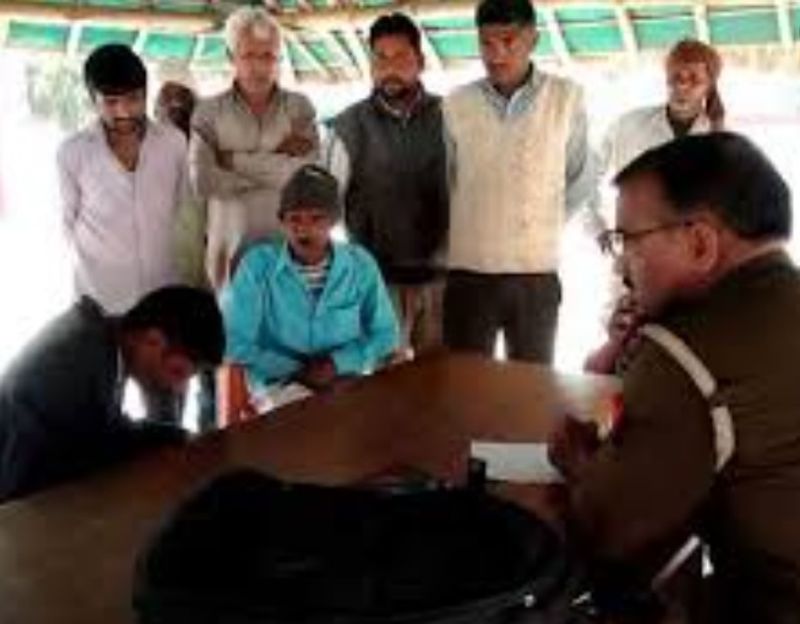 वारदात को अंजाम देने के बाद आरोपी भागने लगे। इस दौरान ग्रामीणों ने कोशिंद्र नाम के एक आरोपी को दबोच लिया। बाद में उसे पुलिस के हवाले कर दिया।
