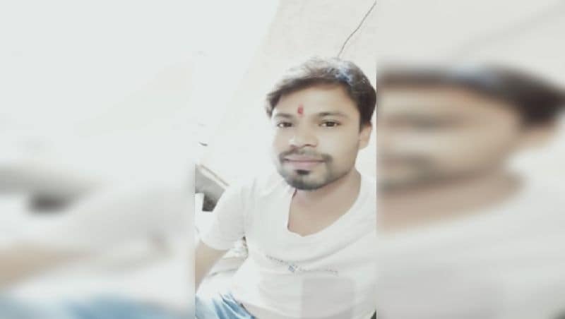 परिवार से जुड़े लोगों के मुताबिक श्रवण और राधा हापुड़ में रह रहे थे। सोमवार को वह किसी काम से गांव आया था, जब वह अपने घर में था, तभी राधा के तीन भाइयों ने उसे घेर लिया और धारदार हथियार से एक के बाद एक उस पर कई वार किए। 