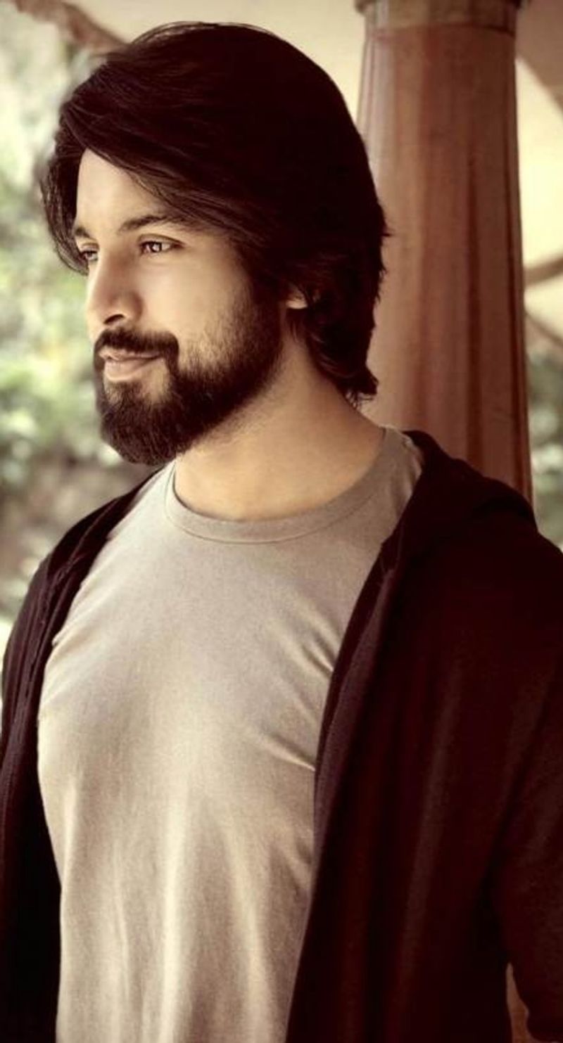 ఇక నిహారిక ఫోటోలకు ఆమె అభిమానులు డిఫరెంట్ కామెంట్స్ చేస్తున్నారు. అయితే నిహారిక బావగారైన కళ్యాణ్ దేవ్ కూడా స్పందించాడు.