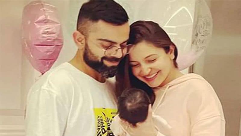 ప్రస్తుతం ఇంగ్లాండ్తో టీ20 సిరీస్ కోసం సిద్ధమవుతున్నాడు విరాట్ కోహ్లీ. అహ్మదాబాద్లో జరిగే ఐదు మ్యాచ్ల టీ20 సిరీస్ వీక్షించేందుకు కూతురు వామికతో కలిసి అక్కడికి చేరుకుంది అనుష్క శర్మ.