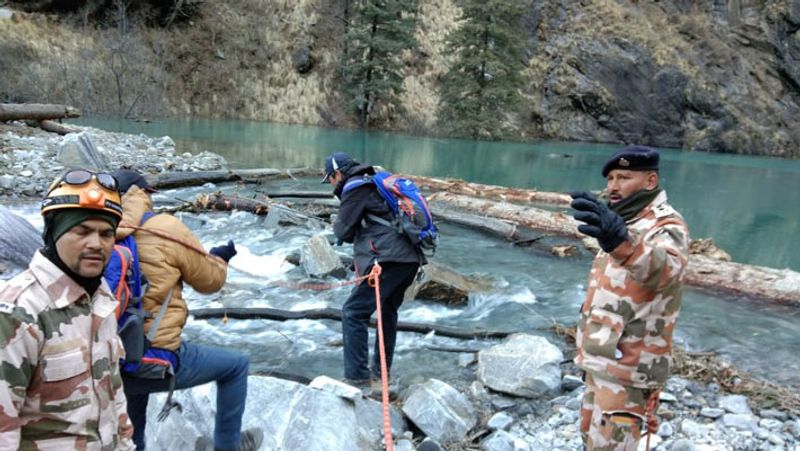 झील के आसपास की गतिविधियों पर नजर गड़ाए रखने वहां क्यूडीए(क्विक डिप्लोयबल एंटीना) लगाया गया है। इस सिस्टम को देहरादून स्थित सचिवालय के कंट्रोल रूम से जोड़ा गया है। सेटेलाइट से भी झील पर नजर रखी जा रही है। क्यूडीए एक टेक्नोलॉजी है, इसे वहां स्थापित किया जाता है, जहां संचार सुविधा उपलब्ध नहीं है। इस सेटेलाइट के जरिये जोड़ा जाता है।