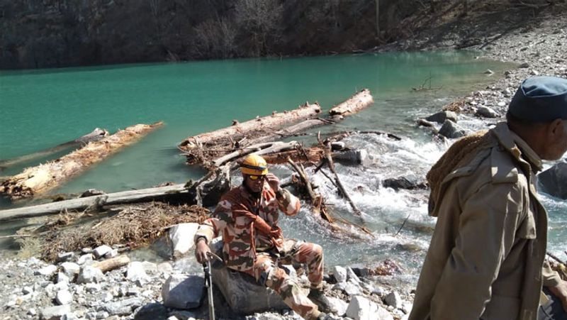 ITB के जवान और अन्य टीम झील से पानी खाली करने में लगे हैं। लेकिन यह काम सरल नहीं है। मलबा होने से इसमें दिक्कत आ रही है। सोमवार को केंद्रीय गृह सचिव ने वीडियो कान्फ्रेंसिंग के जरिये झील के बारे में जानकारी ली। इससे अंदाजा लगाया जा सकता है कि यह झील क्यों टेंशन बनी हुई है।
