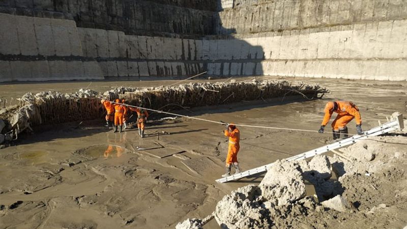 तस्वीर में देख सकते हैं कि ग्लेशियर टूटने से आई बाढ़ में इस डैम का क्या हाल हुआ। पानी के प्रेशर से फौलादी दीवारें भी तहस-नहस हो गई थीं।
