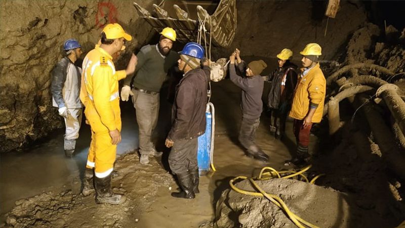 यह है एनटीपीसी (NTPC) के हाइड्रोपावर प्लांट की वो टनल, जिसमें बाढ़ के बाद मलबा भर गया था। इसमें कई मजदूर फंसे रह गए। इनमें से कुछ को ही जिंदा बचाया जा सका।