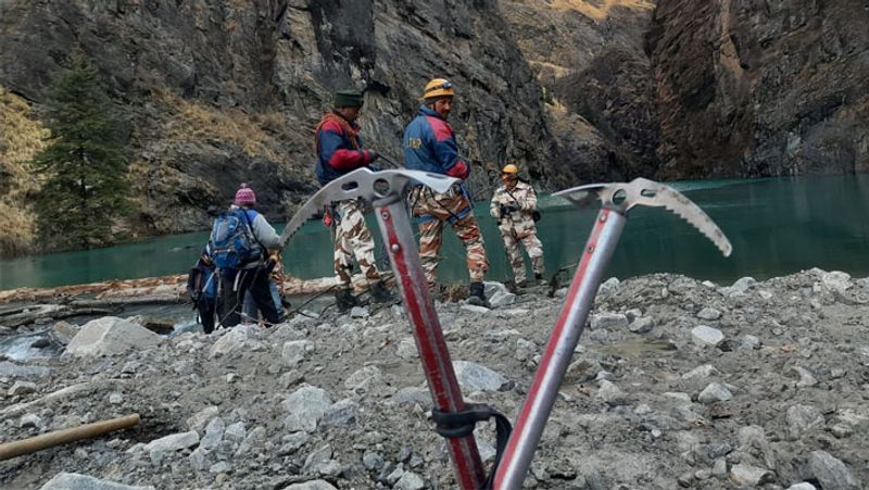 इस झील के मुहाने को और अधिक खोलकर इसक प्रेशर खत्म करने की कोशिश हो रही है। आपदा के बाद इस झील का निरीक्षण करने SDRF के 7 सदस्यों सहित 17 लोगों की टीम झील से पैदा हुए संकट का आकलन करने पहुंची थी।
