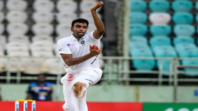 <p>রবিচন্দ্রন অশ্বিন-<br />
ভারতীয় দলের স্পিন অ্যাটাকের নেতৃত্ব দিচ্ছেন অশ্বিন। ৪০০ উইকেটের মাইল স্টোনও ছুয়ে ফেলেছেন তারকা অফ স্পিনার। চতুর্থ টেস্টেও নিজের স্পিনের ভেলকিতে ইংল্যান্ডকে নাজেহাল করতে প্রস্তুত 'প্রফেসর অ্যাশ'।<br />
</p>