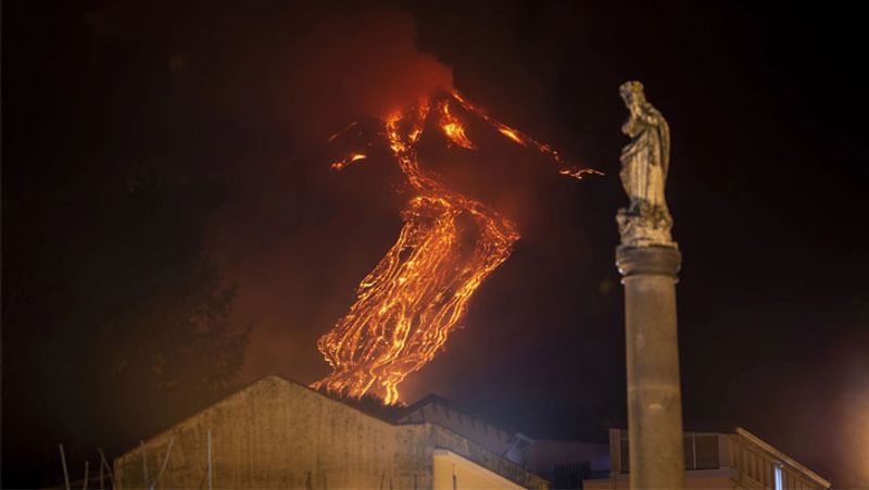 इटली के एक द्वीप सिसली (Sicily) में स्थित माउंट एटना (Mount Etna) हजारों साल से कुख्यात रहा है। यह लगातार धधकता रहता है, लेकिन ऐसा भयंकर मंजर कभी-कभार ही बार देखने को मिलता है। 1971 में माउंट एटना के फटने से कई गांवों बर्बाद हो गए थे। यह ज्वालामुखी हर साल 10 लाख टन लावा और 7 मिलियन टन कार्बन डाइऑक्साइड, पानी और सल्फरडाइऑक्साइड छोड़ रहा है।