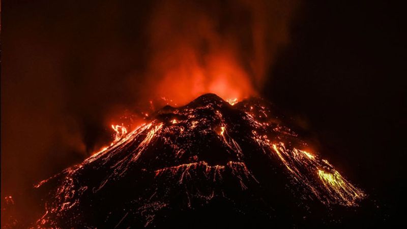हाल में यूरोपीय अंतरिक्ष एजेंसी के एक उपग्रह ने माउंट एटना की कुछ हैरान करने वाली तस्वीरें भेजी हैं। इससे पता चलता है कि यह ज्वालामुखी पिछले दो हफ्ते से ऐसे ही धधक रहा है। इसमें अब धमाके भी हो रहे हैं।
