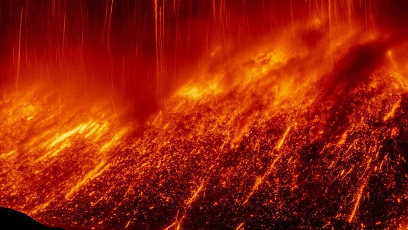 माउंट एटना का लावा महासुनामी का कारण बन सकता है। इससे मेडिटरेनियम का पूर्वी तट जमींदोज हो सकता है। इसकी चपेट में एक बड़ी आबादी आ सकती है।
