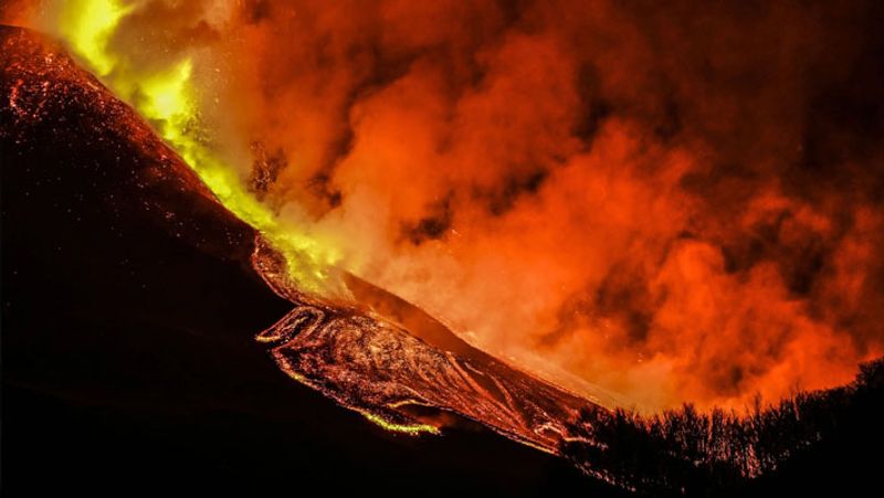 आपको बता दें कि यह ज्वालामुखी ऐसे ही 6000 ईसापूर्व फटा था। ज्वालामुखी फटने से माउंट एटना ऊंचा होता जाता है। इस समय इसकी ऊंचाई 170 फीट है।
फोटो क्रेडिट-theatlantic.com