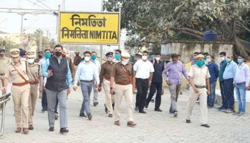 <p>প্রসঙ্গত, গত১৭ ফেব্রুয়ারি রাতে নিমতিতা স্টেশনে আইডি বিস্ফোরণকাণ্ডে জখম হন শ্রমদপ্তরের মন্ত্রী জাকির হোসেন। গুরুতর জখম হন কমপক্ষে ২৬ জন। তড়িঘড়ি তাঁকে কলকাতায় আনা হয়। জাকির সাহেবের স্ত্রী মীরা বিবি বলেন, আমার স্বামীকে এলাকায় দলমত নির্বিশেষে সকল মানুষ ভালোবাসেন।তাই তাঁর জিৎ নিশ্চিত । এদিকে জাকির বাবুর প্রচারপর্বের ক্ষেত্রে দলীয় নেতৃত্বকে সাহায্য করছেন জাকির হোসের ভাগনে রনি বিশ্বাস। তিনি বলছেন," মামা সারা বছর ধরে এলাকার মানুষের পাশে থাকেন,তাই মামার ভোটে জয়ী হওয়া ফ্যাক্টর নয়।তবে যারা এই কাণ্ড ঘটিয়েছে তাদের শাস্তি দরকার"। আর যাকে নিয়ে এত কথা সেই মন্ত্রী জাকির হোসেন এশিয়া নেট বাংলার প্রতিনিধি কে এদিন মৃদু হেসে জানান," আমার সঙ্গে ভোটে লড়াই করার মত কোন প্রতিদ্বন্দ্বী নেই ডান বাম,বিজেপি কোন পক্ষেই।আমি জিতবো।মানুষ জেতাবে এটা বিশ্বাস আমার"।</p>