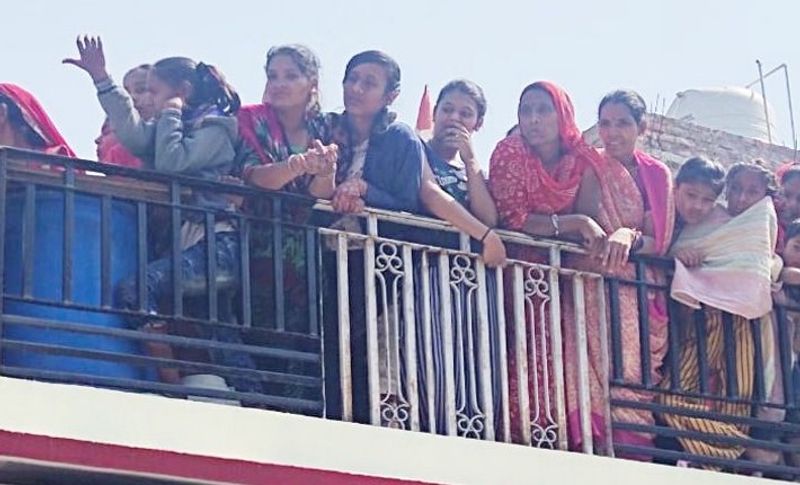 यह दृश्य इतना मार्मिक था कि हर कोई इन युवाओं को अखिरी विदाई देना चाह रहा था। जो जा सकता था वह अंतिम यात्रा में चला गया, वहीं महिलाओं ने छत पर खड़े होकर नम आंखों से दी अंतिम विदाई दी।
