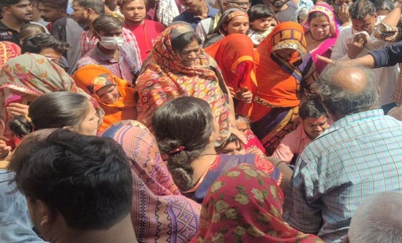 सबसे बुरा हाल मृतक बच्चों के परिजनों का था वह शव देख बदहवास हो गए। दिलासा देने वाले भी रोए जा रहे हैं वह आखिर क्या समझाएं। 