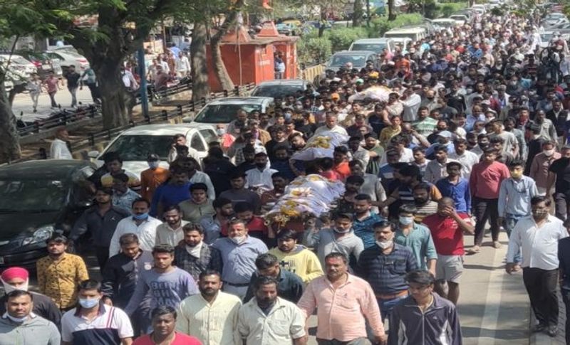  जब एक साथ दोस्तों की अर्थी निकली तो यह मार्मिक दृश्य देख हर किसी की आंखों से आंसू आ गए। मां- बाप की आंखों से आंसुओं के झरने से फूट पड़े। उनका रो-रोकर बुरा हाल था। वहां पर मौजूद हर शख्स का कलेजा कांप गया। शव यात्रा का यह मंजर जिस किसी ने देखा वह पीछे पीछे मोक्षधाम पहुंच गया। हजारों की संख्या में लोग लंबी लाइन में राम नाम का जाप करते हुए जा रहे थे। लेकिन उनकी उनकी आंखों स आंसू नहीं थम रहे थे।