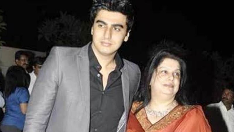 <p>বনি কাপুরের ছেলে অর্জুনও মা হিসেবে শ্রীদেবীকে কখনও মেনে নেননি। মা ও ছেলের সম্পর্ক কখনওই ছিল না শ্রী এবং অর্জুনের। চ্যাট শো-তে অর্জুন একবার সাফ জানিয়েছিলেন, শ্রীদেবী সারাজীবন বনি কাপুরের স্ত্রী হয়েই থেকে যাবেন, কখন তার মা হিসবে তাকে যেন গন্য করা না হয়। </p>