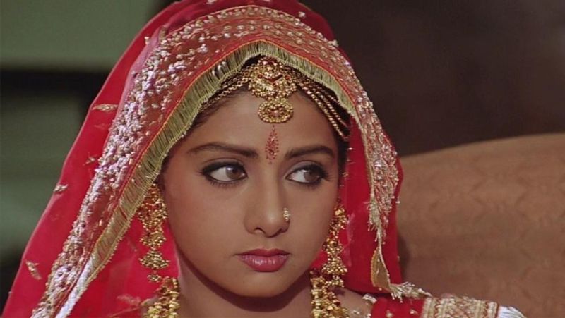 <p>কেটে গিয়েছে দীর্ঘ ৩ বছর। বলিউডের এভারগ্রীণ অভিনেত্রী শ্রীদেবী বেঁচে না থাকলেও সবার মনে তিনি বেঁচে রয়েছেন। আজও তাকে ভুলতে পারেননি দর্শককূল। মৃত্যুর ৩ বছর পার হয়ে গেলেও আজও পেজ থ্রি-র শিরোনামে 'শ্রী'।</p>