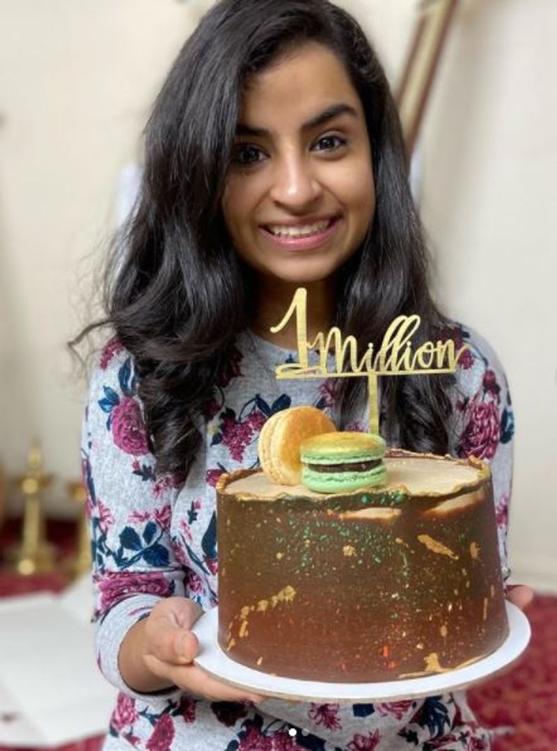 <p>அந்த நிகழ்ச்சியில் கலாய்க்க நினைப்பவர்கள் கூட ‘பச்சை மண்ணு’என விலகி செல்லும் அளவிற்கு கலகலப்பான பேச்சு, புன்னகையால் கட்டிப்போட்டு வருகிறார் ஷிவாங்கி. </p>