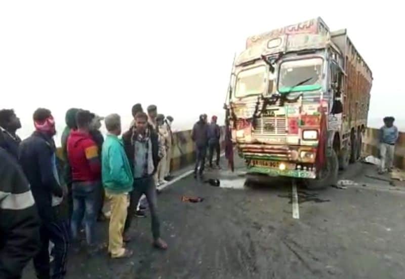 स्कॉर्पियो पुल की रेलिंग से बचने में ट्रक के अंदर ही घुस गया। घायलों में से एक अर्जुन महतो ने सिर्फ इतना ही बताया कि स्कॉर्पियो पर 10 लोग थे, जिनमें तीन लोग बचे हैं।
