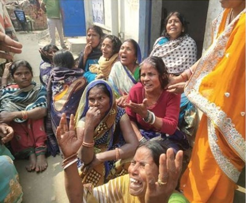 हादसे में मरने वालों में सभी लड़की के रिश्तेदार और पड़ोसी हैं। पड़ोस के एक घर से दो मौतें हुई हैं। रामस्वरूप साह (40) और उसके साले संतोष साह (32) शामिल हैं। बता दें कि संतोष साह ही गाड़ी चला रहा था। जबकि पड़ोस के दो और लोग सड़क हादसे में मरे हैं।
