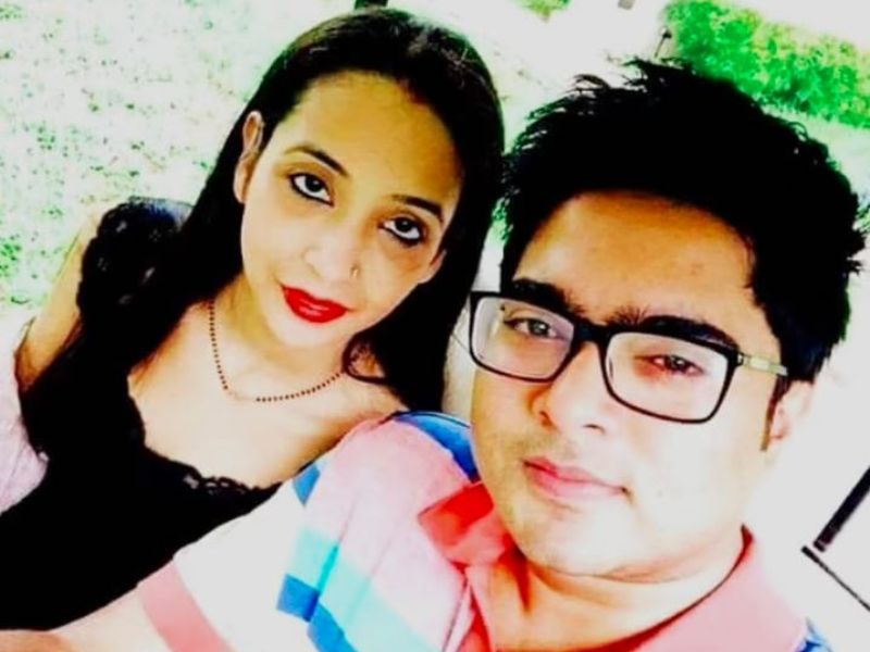 <p style="text-align: justify;"><strong>কেলেঙ্কারি</strong></p>
<p style="text-align: justify;">হিসাব বহির্ভুত সোনা-সহ কলকাতা বিমান বন্দরে আটক হওয়ার অভিযোগ রয়েছে অভিষেক বন্দ্যোপাধ্যায়ের স্ত্রী রুজিরা-র বিরুদ্ধে। এখন কয়লা পাচার কাণ্ডে সিবিআই-এর জিজ্ঞাসাবাদের মুখোমুখি হতে হচ্ছে অভিষেক, তাঁর স্ত্রী, রুজিরা এবং শ্বশুরবাড়ির লোকজনদের। এরসঙ্গে তোলাবাজি, সিন্ডিকেট, কাট মানি, জালিয়াতি, পঞ্চায়েতে হিংসা - সবকটি অভিযোগের বাণই অভিষেক বন্দ্যোপাধ্যায়কে নিশানা করে ছাড়ছেন বিজেপি নেতারা।</p>
