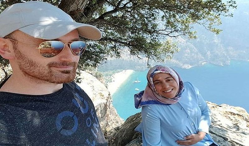 हाकन अपनी 32 साला की पत्नी को घुमाने के लिए बाहर ले गया था। वहां उसने बटरफ्लाई वैली में अपनी पत्नी को पहले पहाड़ी पर चढ़ाया। दोनों ने साथ में सेल्फी भी ली। लेकिन सेमरा को बिलकुल अंदाजा नहीं था कि उसके पति के मन में क्या चल रहा है? सेमरा ने हंसकर अपने पति के साथ सेल्फी खिंचवाई। 
