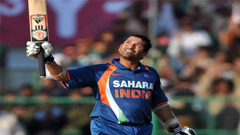 <p>নিজের ক্রিকেট কেরিয়ারে ১০০টি আন্তর্জাতিক সেঞ্চুরি করেছেন 'ক্রিকেটের ভগবান' সচিন তেন্ডুলকর। মাস্টার ব্লাস্টারের সেই রেকর্ড এখনও পর্যন্ত অটুট রয়ে গিয়েছে। </p>