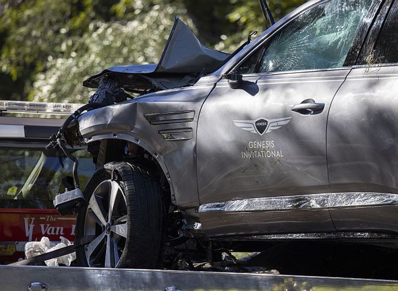 The Los Angeles County Sheriff said that at 7:12 AM local time his department responded to a single-vehicle rollover traffic collision on the border of Rolling Hills Estates and Ranchos Palos Verdes.
The PGA golfer underwent surgeries for a shattered ankle and two leg fractures.
Tiger Woods' car suffer major damage in the crash. However, the car interior was in better condition.