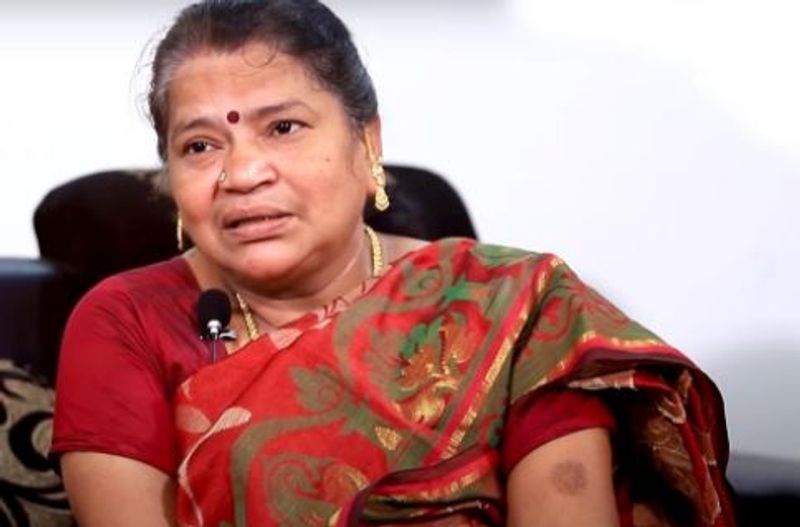 <p>'கண்டா வரச்சொல்லுங்க' என்ற பாடல் பாடல் தான் தற்போது யூ டியூபில் வைரல் ஹிட் அடித்துள்ளது. இந்த ஒற்றை பாடல் மூலம் திரையுலகையே திரும்பிப் பார்க்க வைத்துள்ளார் கிராமிய கலைஞர் கிடாக்குழி மாரியம்மா. சிவகங்கை மாவட்டம், திட்டக்குடி என்ற கிராமத்தில் ஏழை குடும்பத்தில் பிறந்தவர் தான் இவர். சிறு வயதிலிருந்தே பாடல்கள் பாடுவதில் அதிக ஆர்வம். எனவே விளையாட்டாக பாடத் துவங்கிய இவர் பின்னர் விசேஷ வீடுகள், சாவு வீடுகள் என பல பாடல்களை பாடி முறையாக கிராமிய பாடல்களை பாட கற்று தேர்ந்தார்.</p>