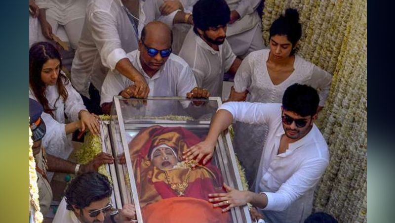 <p>আর ফেরা হল না তার সাধের মুম্বইয়ে। বাথটবে ডুবেই নাকি মৃত্যু হয়েছিল সুপারস্টার শ্রীদেবীর। কফিনবন্দি হয়েই মুম্বইয়ে এসেছিলেন শ্রী।</p>