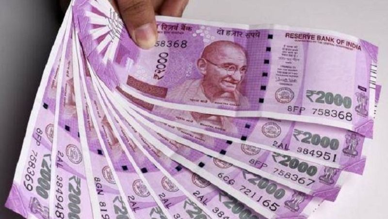 पोस्ट ऑफिस की सीनियर सिटिजन्स सेविंग्स स्कीम (SCSS) में अगर एकमुश्त 10 लाख रुपए का निवेश किया जाए, तो सालाना 7.4 फीसदी कम्पाउंडिंग ब्याज दर के हिसाब से 5 साल बाद कुल रकम 4 लाख 28 हजार 964 रुपए होगी। यानी 10 लाख के निवेश पर 5 साल में 4 लाख से भी ज्यादा का फायदा। इसे अगर फिर निवेश करते हैं, तो फायदा और ज्यादा होगा। वहीं, जरूरत के हिसाब से खर्च के लिए पैसा रख बाकी का निवेश किया जा सकता है। (फाइल फोटो)