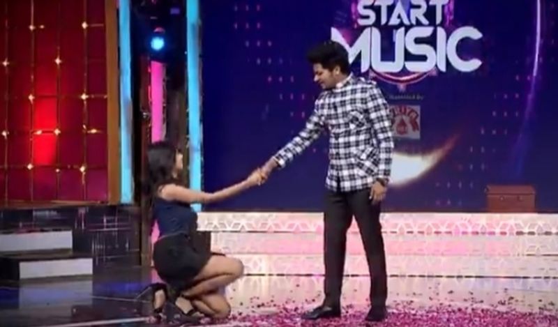 బిగ్ బాస్ వేదిక సాక్షిగా వెల్లి విరిసింది అవినాష్, అరియానాల స్నేహం. సీజన్ చివరి వరకు ఉన్న ఈ ఇద్దరు కంటెస్టెంట్స్, తమది వేరే ప్రపంచంగా మెలిగారు.