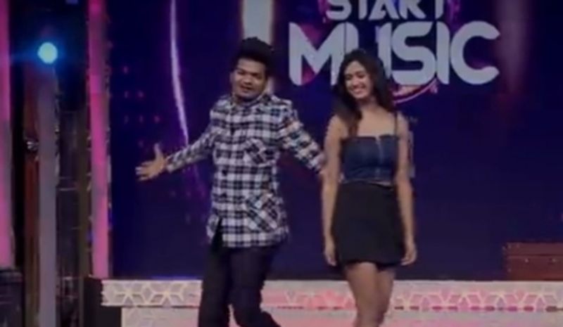 అరియనాను ఎత్తుకు తిప్పిన అవినాష్... ఆమెపై అపరిమితమైన ప్రేమ కనబరిచాడు. అవినాష్ మూమెంట్స్ ని అరియానా ఎంజాయ్ చేయడం జరిగింది.
