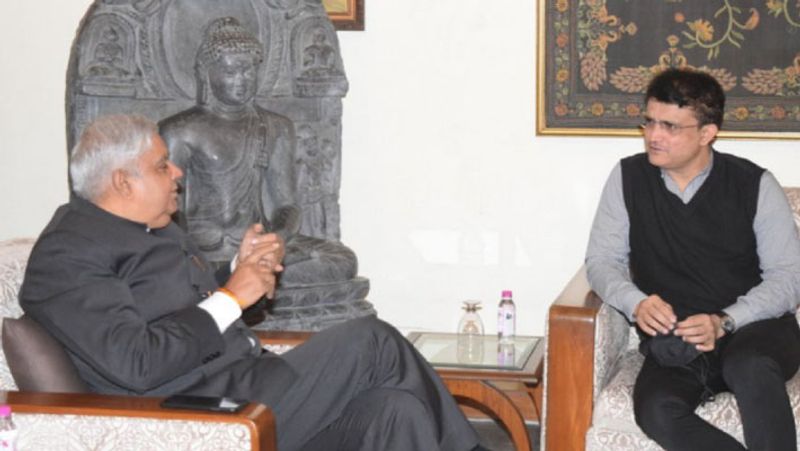 भारतीय टीम के पूर्व कैप्टन सौरव गांगुली को लेकर लगातार अटकले हैं कि वे भाजपा में एंट्री कर सकते हैं। दिसंबर, 2020 को जब उन्होंने पश्चिम बंगाल के राज्यपाल जगदीप धनखड़ से मुलाकात की थी, तब से चर्चाएं हैं। बता दें कि हाल में एक टीवी न्यूज चैनल ने सर्वे किया था, जिसमें गांगुली को बंगाल में मुख्यमंत्री पद के लिए तीसरी बड़ी पसंद बताया गया था।